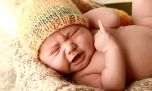 У грудничка оранжевый оттенок урины свидетельствует о дегидратации, вызванной расстройством стула или рвотой, а также причинами, вызывающими изменение оттенка выделений у взрослых