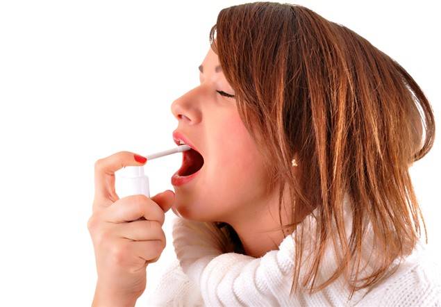 Лечение горла специальным спреем