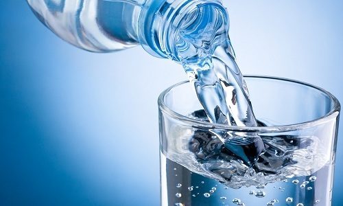 Если выделяется много мочи и она становится бесцветной, но другие симптомы отсутствуют, то следует пересмотреть свой рацион. Необходимо уменьшить объем потребляемой жидкости